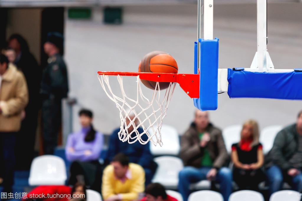 抽象運動背景與籃球筐。團隊游戲的運動器材。球進籃