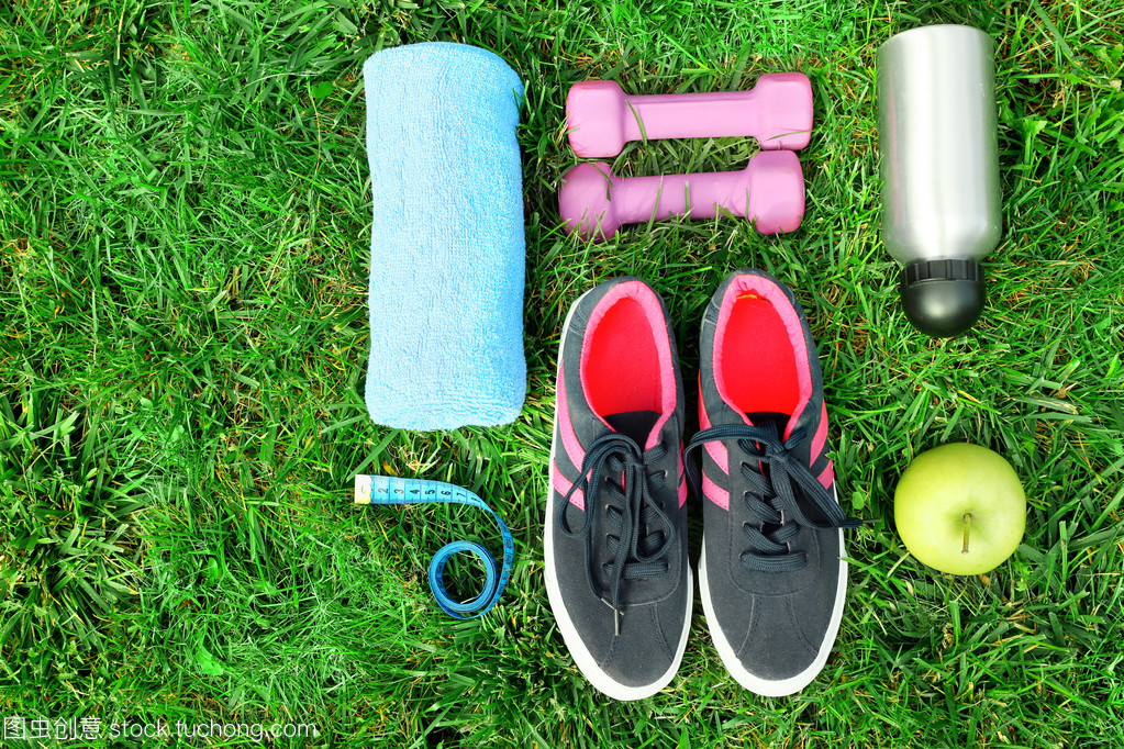 草地上的運動器材