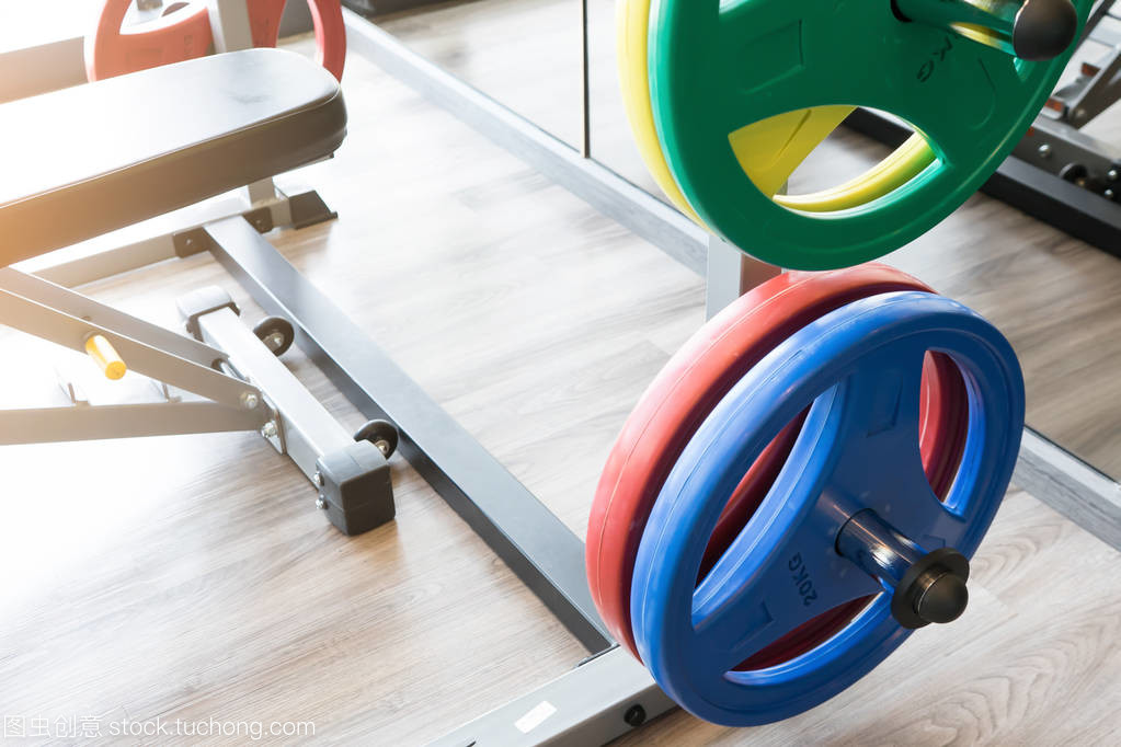 健身房和運動器材。練習啞鈴的酒吧