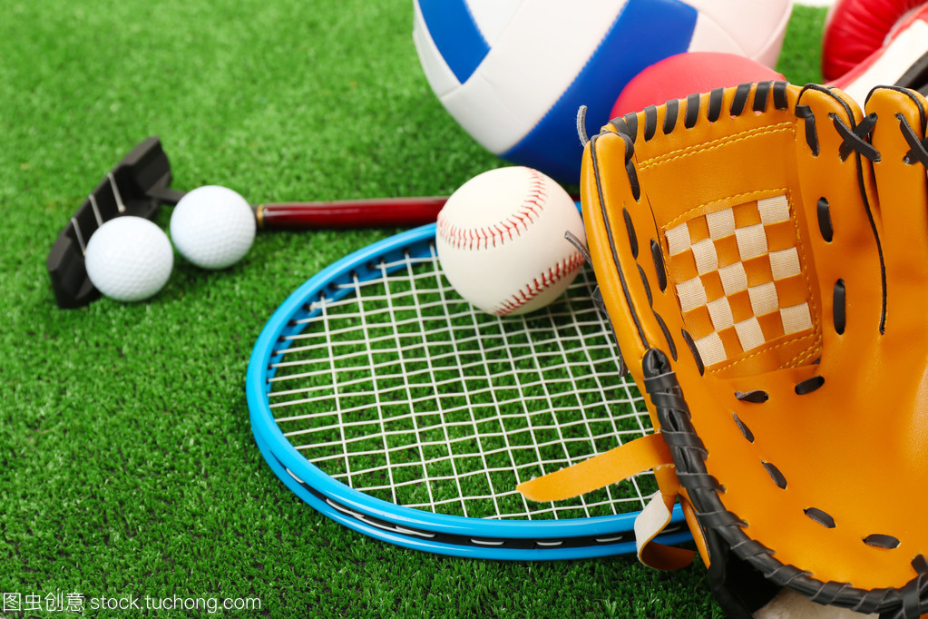 草地上的運動器材